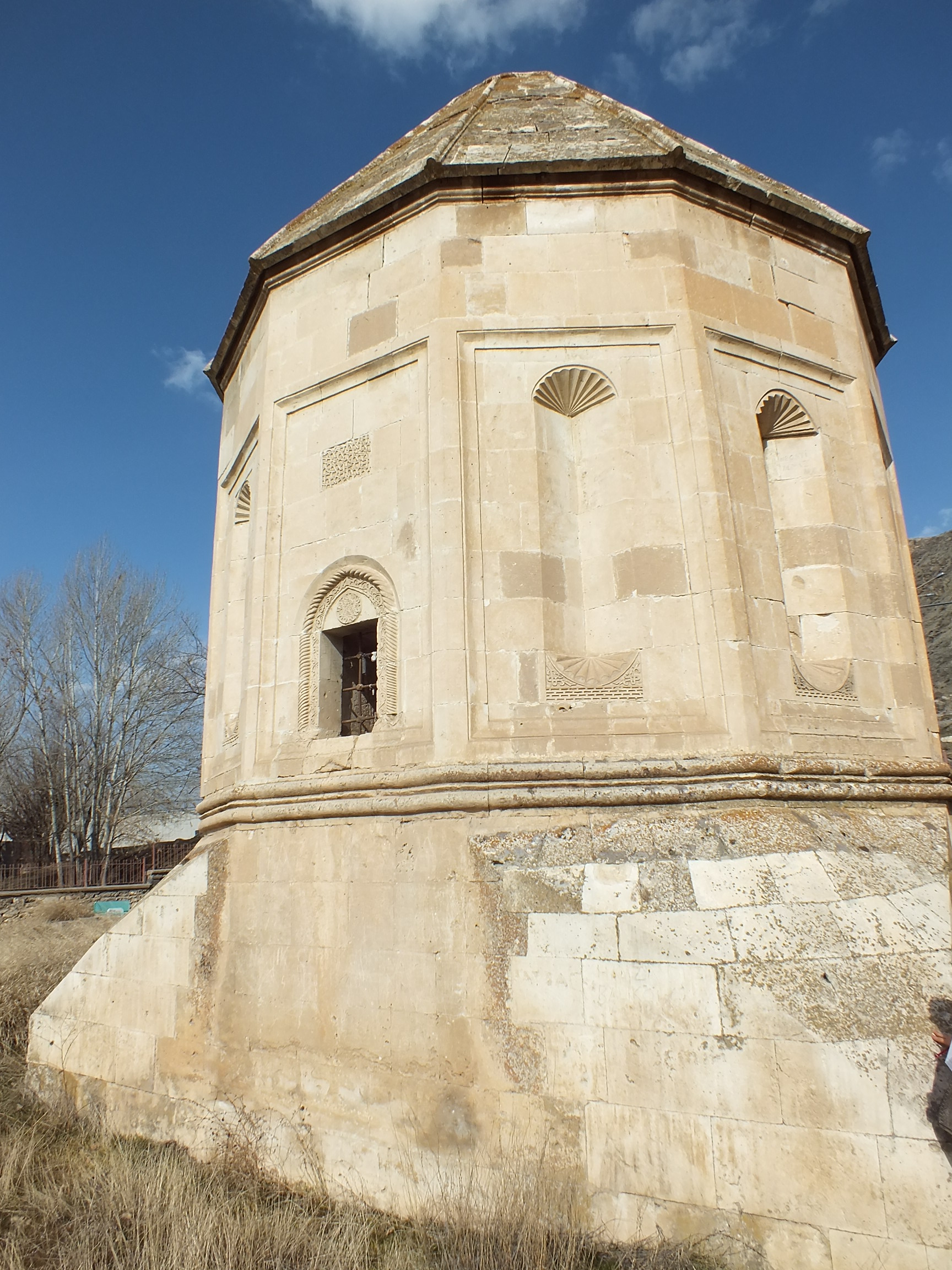 ALİYAR-KADEM PAŞA HATUN KÜMBETİ