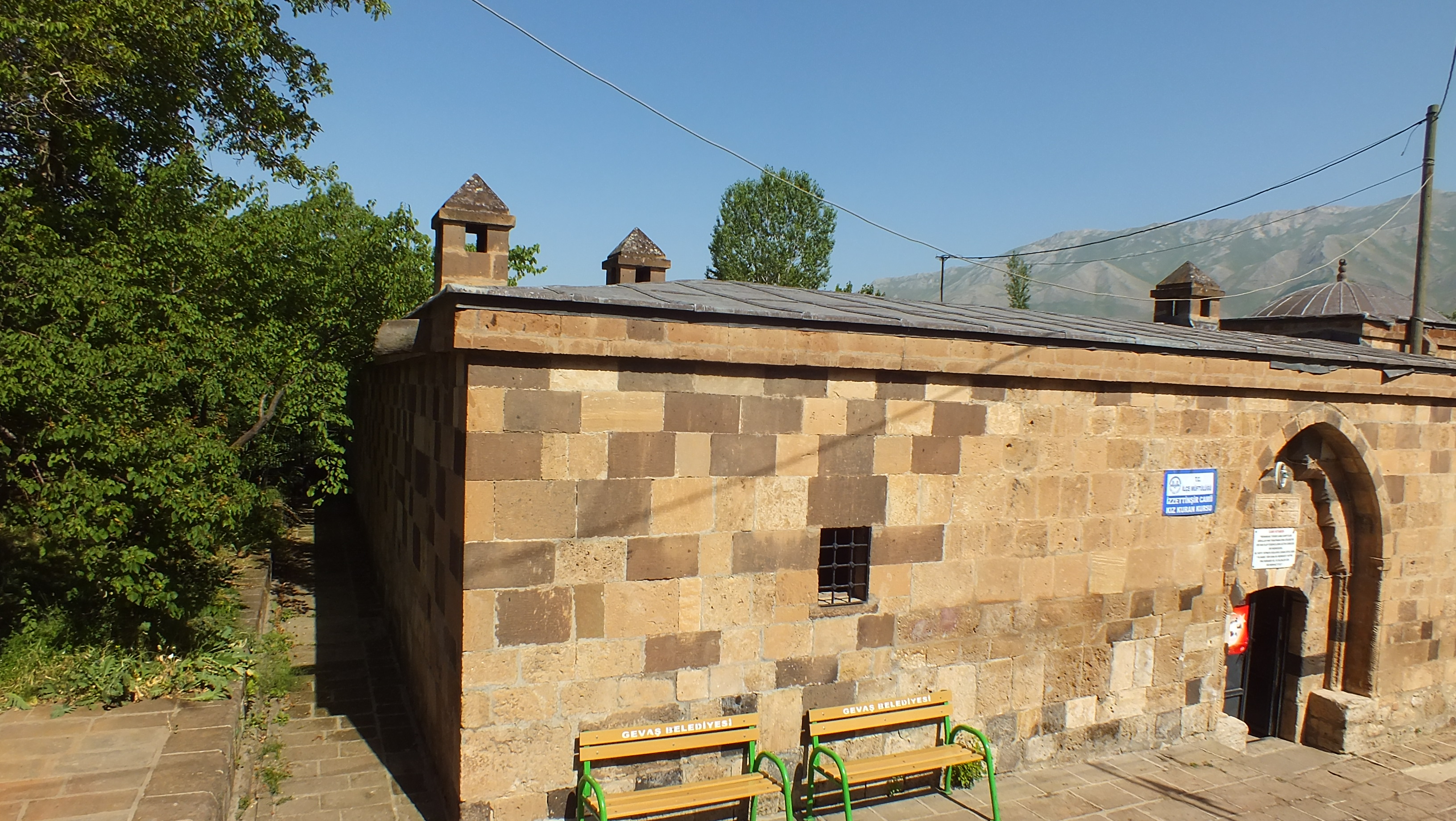 İzzettin Şir Camii ve Medresesi - Gevaş / Van