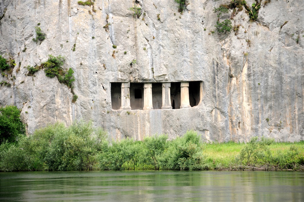 Asarkale Kaya Mezarları ve Potern
