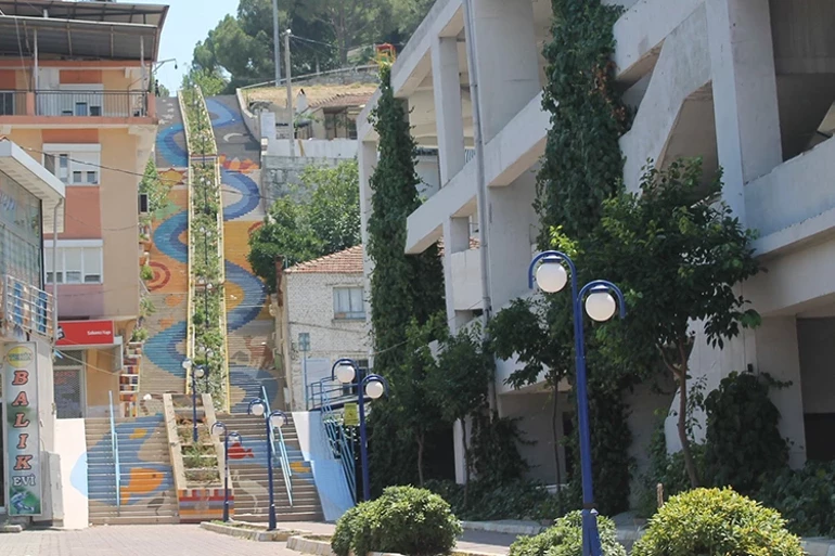 Tarihî Yel Değirmeni ve Renkli Merdivenler