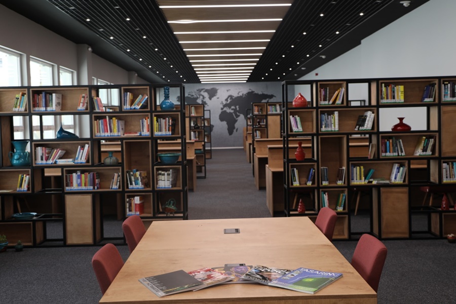 İZMİT BELEDİYESİ ÇETİN EMEÇ KÜTÜPHANESİ