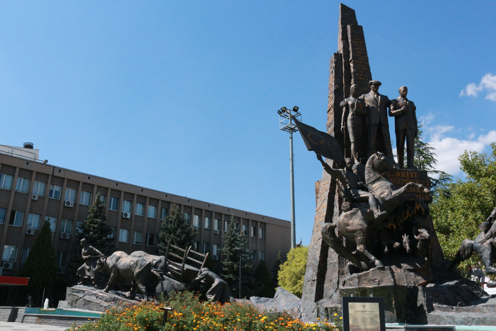 Atatürk Ve Kurtuluş Anıtı