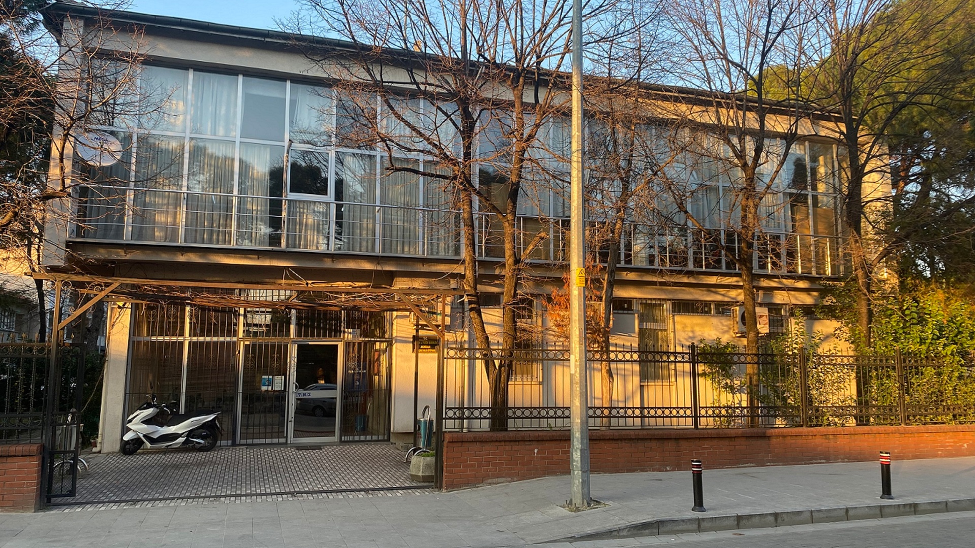 Akhisar Zeynelzade İlçe Halk Kütüphanesi