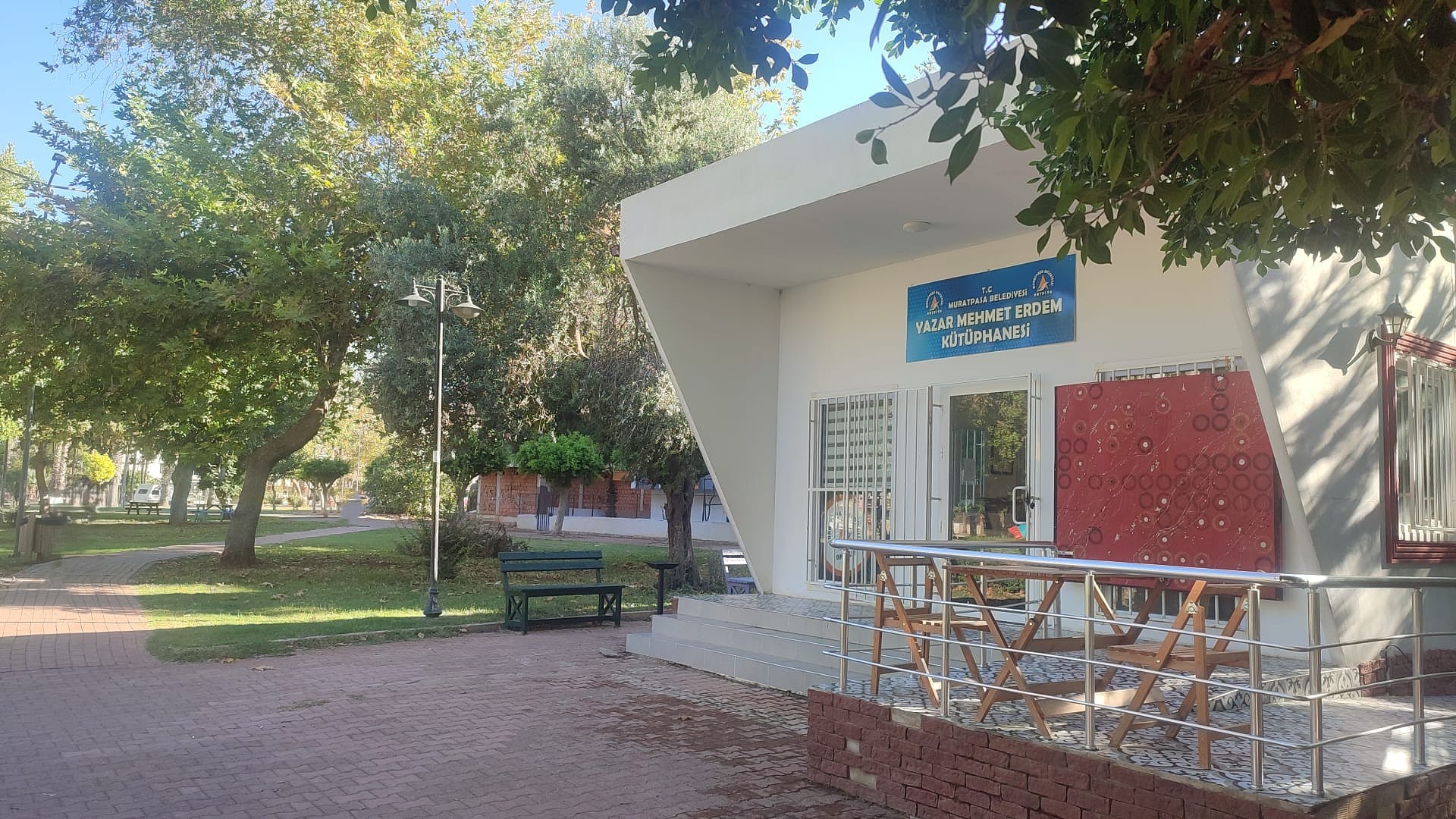 Yazar Mehmet Erdem Kütüphanesi