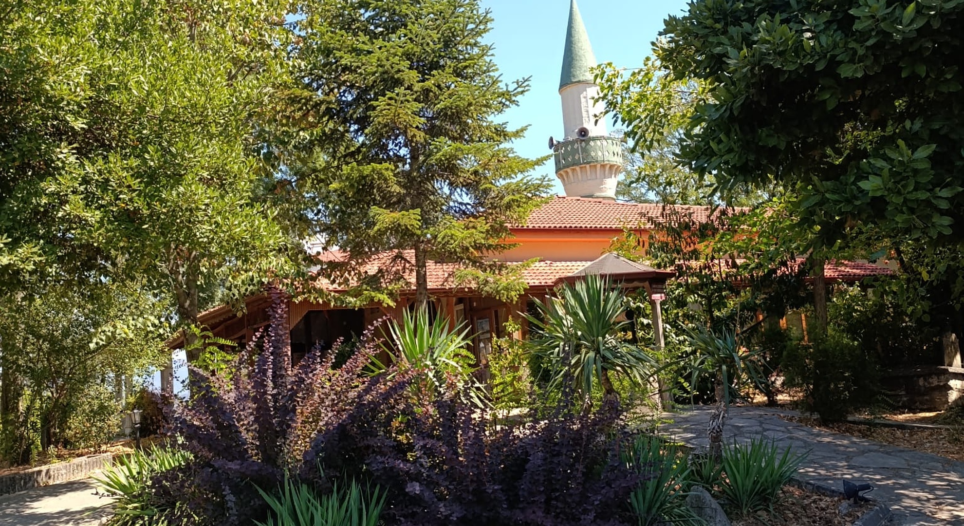 Ebu Derda Camisi ve Türbesi