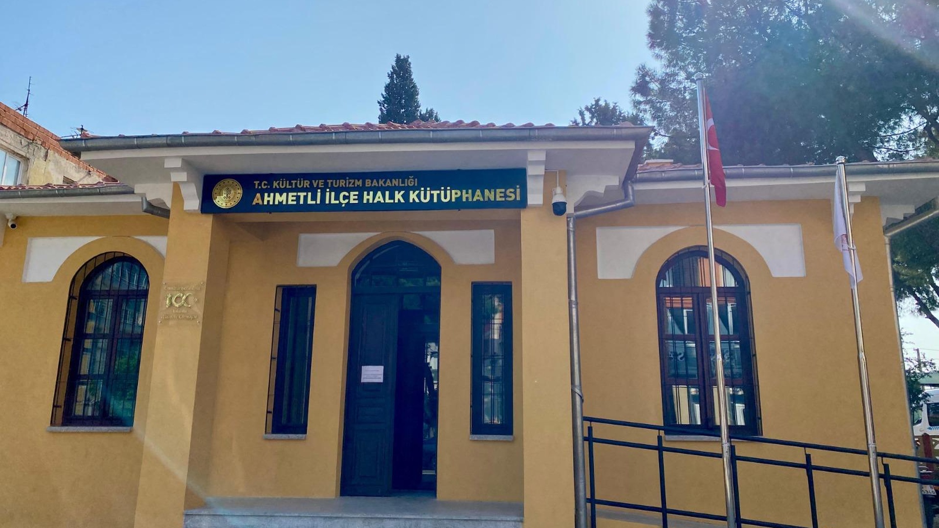 Ahmetli İlçe Halk Kütüphanesi