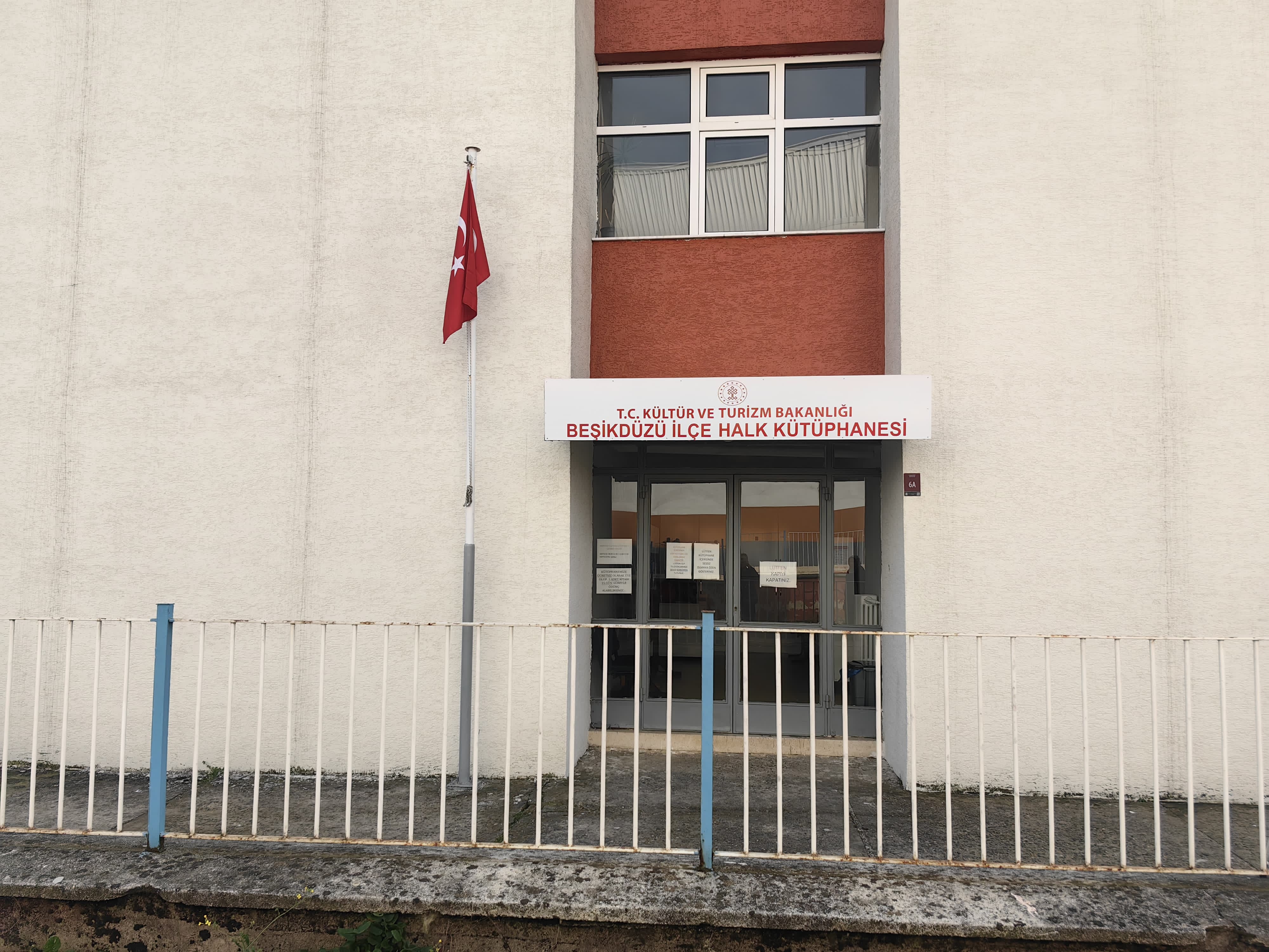 Beşikdüzü İlçe Halk Kütüphanesi