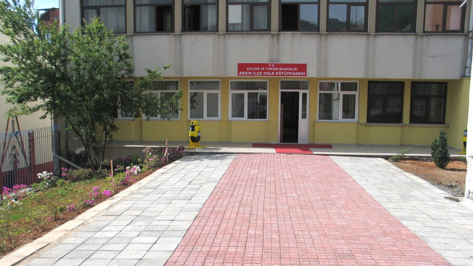 Arsin İlçe Halk Kütüphanesi