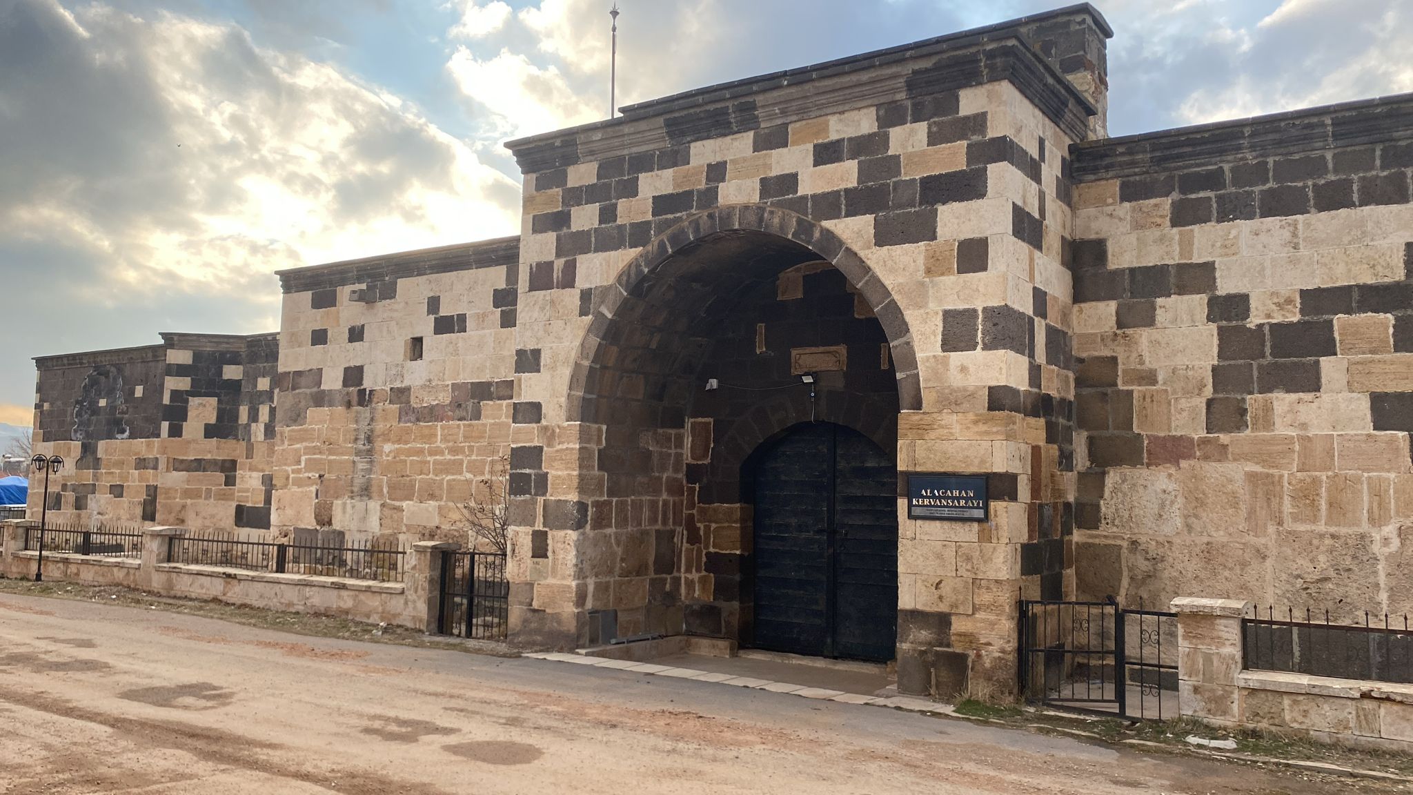 Kangal Alacahan Kervansarayı