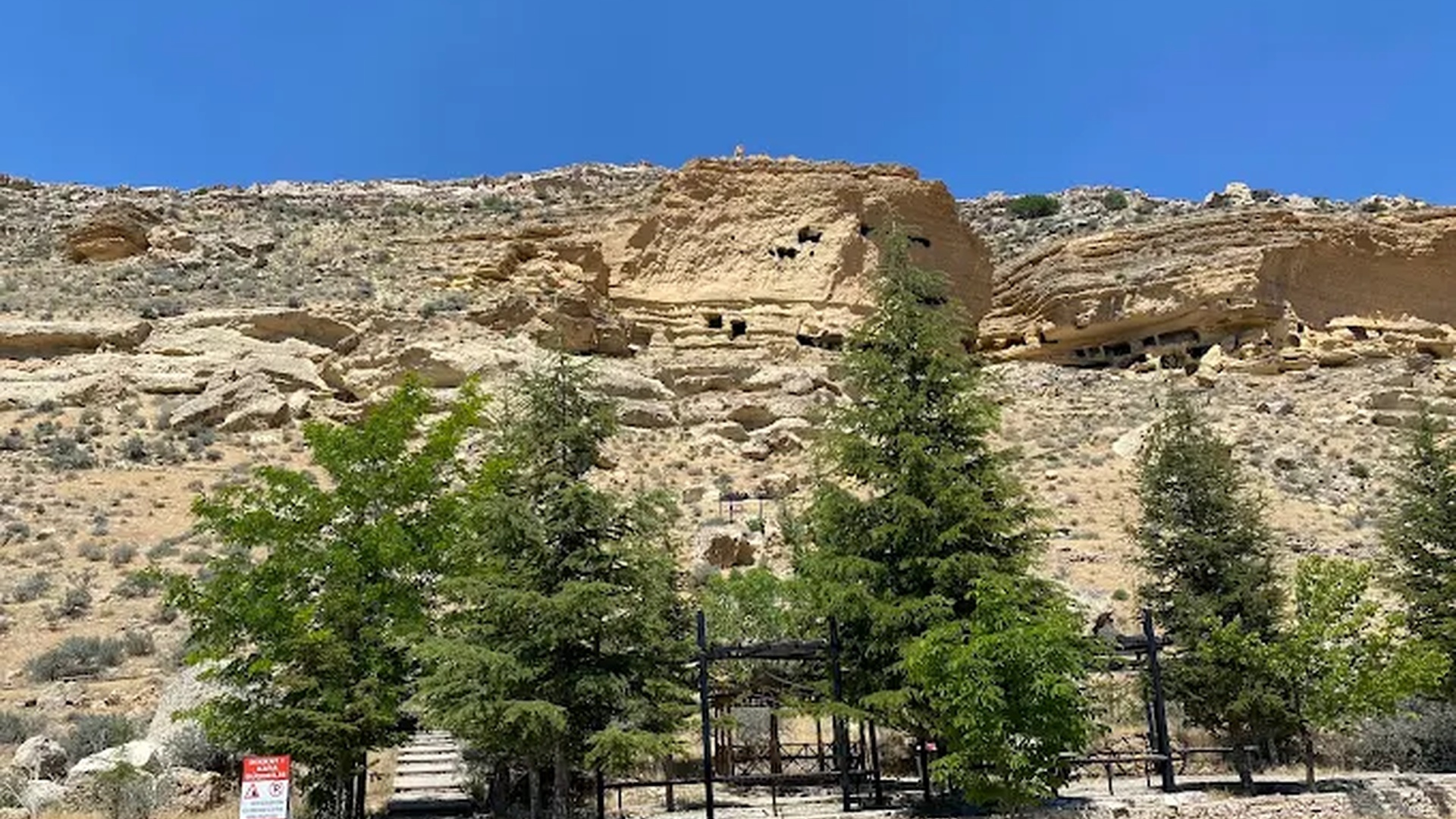 Manazan Mağaraları