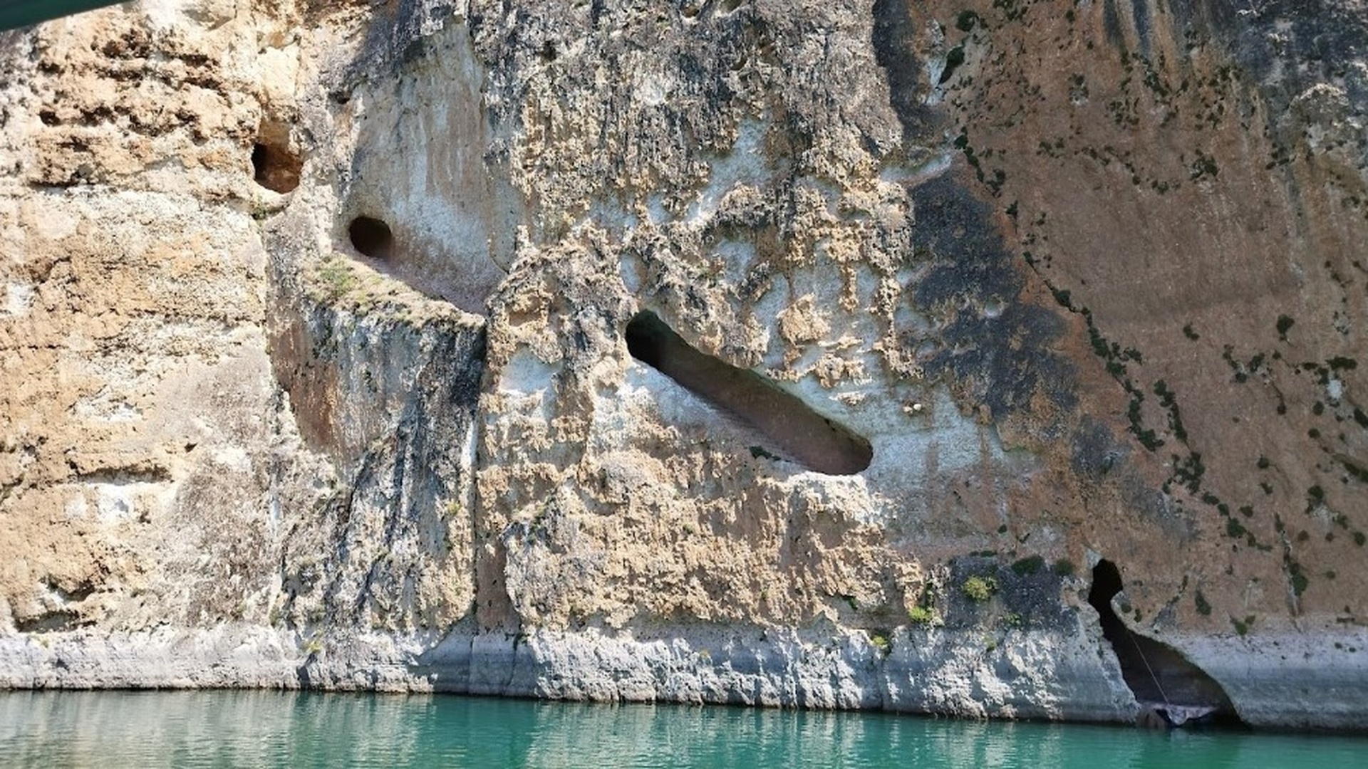 Eğil Asur Kaya Mezarları