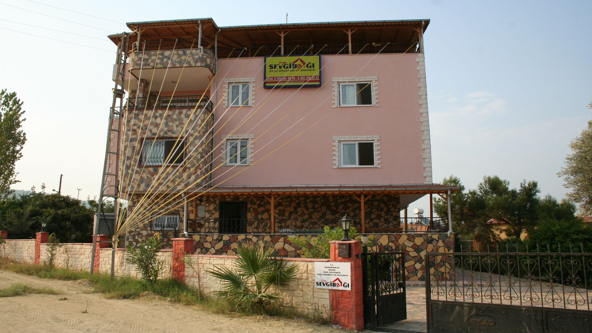 Alya Yaşlı Bakım Merkezi ve Huzurevi