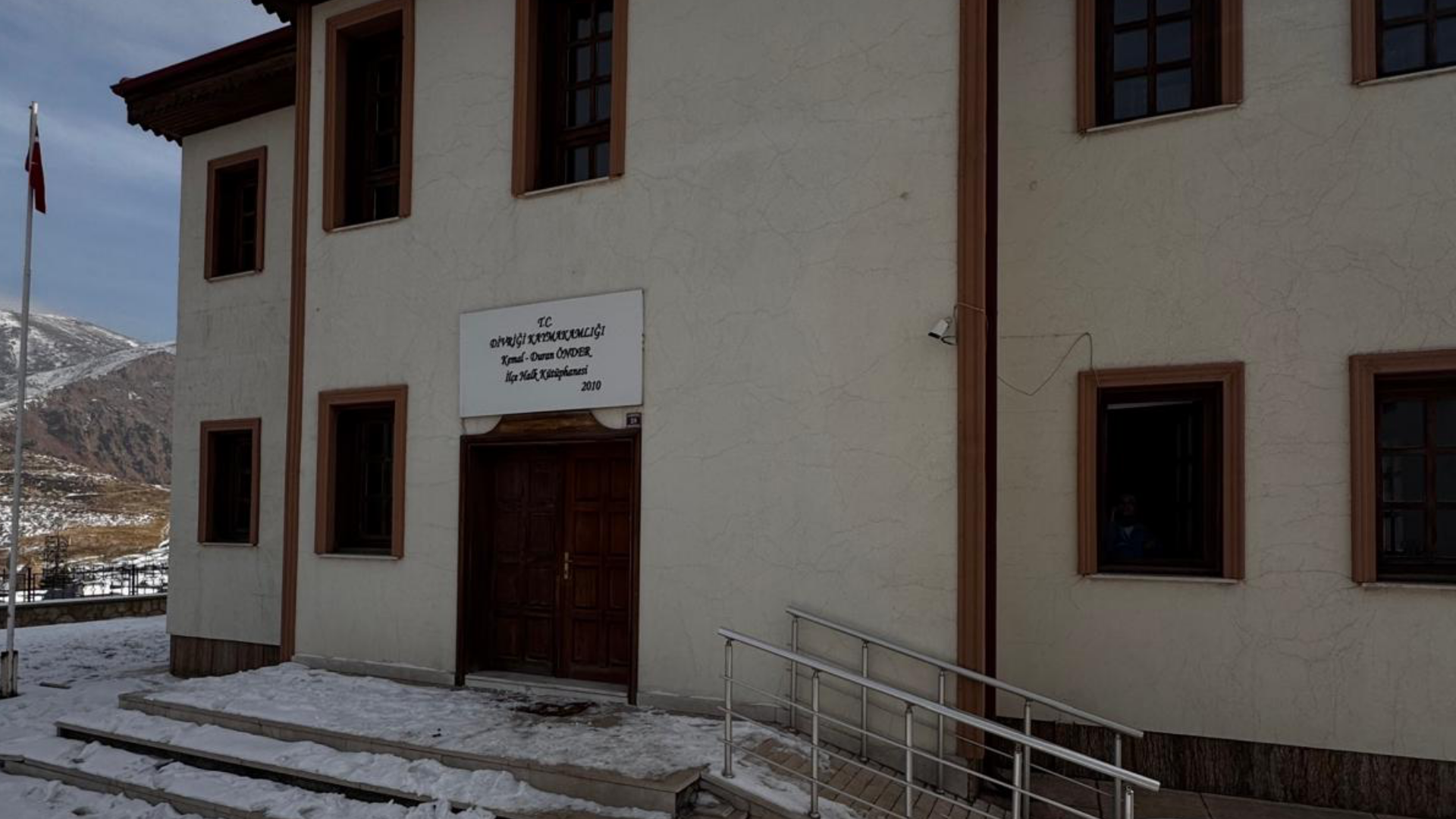 Divriği İlçe Kütüphanesi