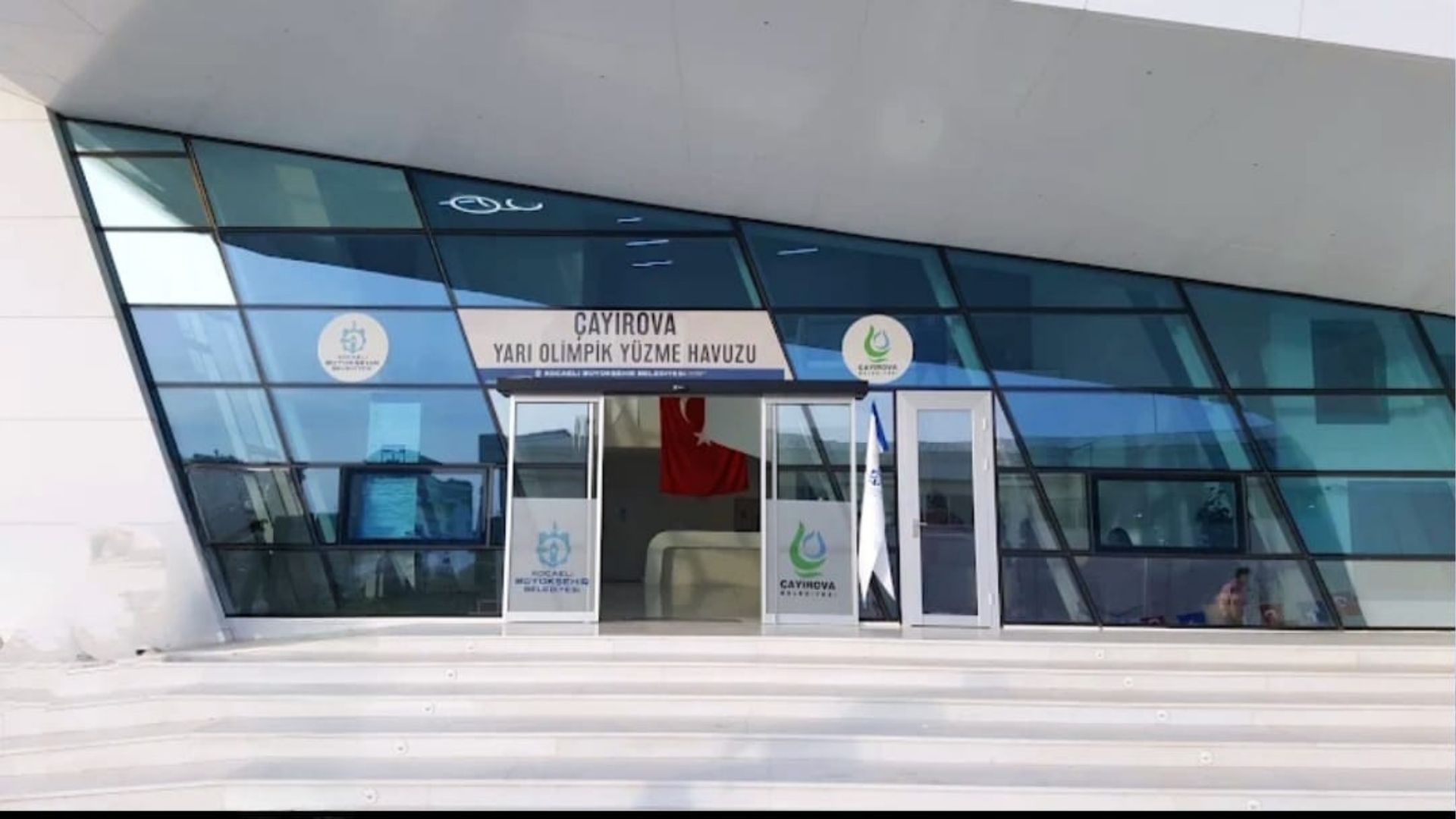 Çayırova Belediyesi Yarı Olimpik Yüzme Havuzu