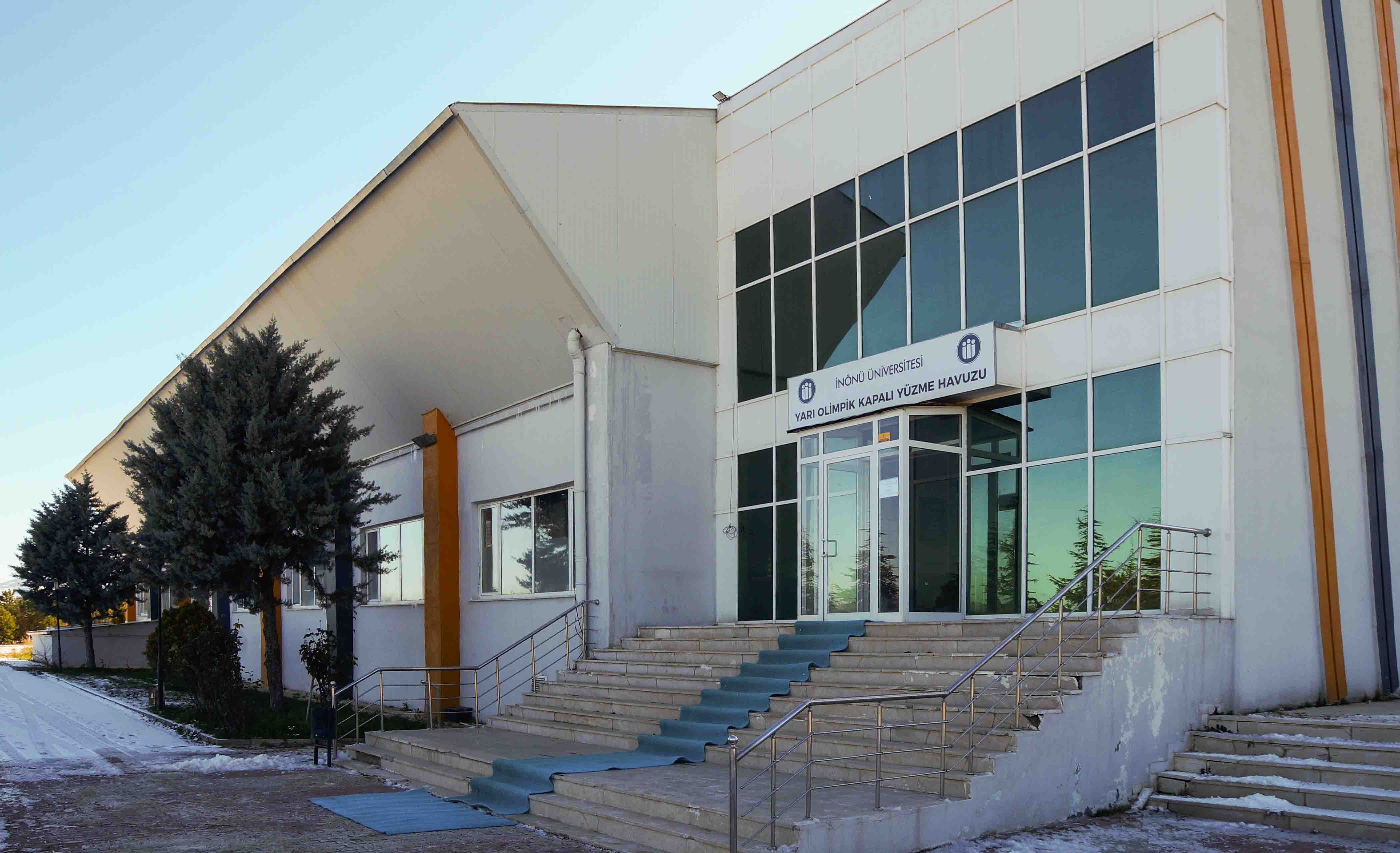 İnönü Üniversitesi Yarı Olimpik Yüzme Havuzu