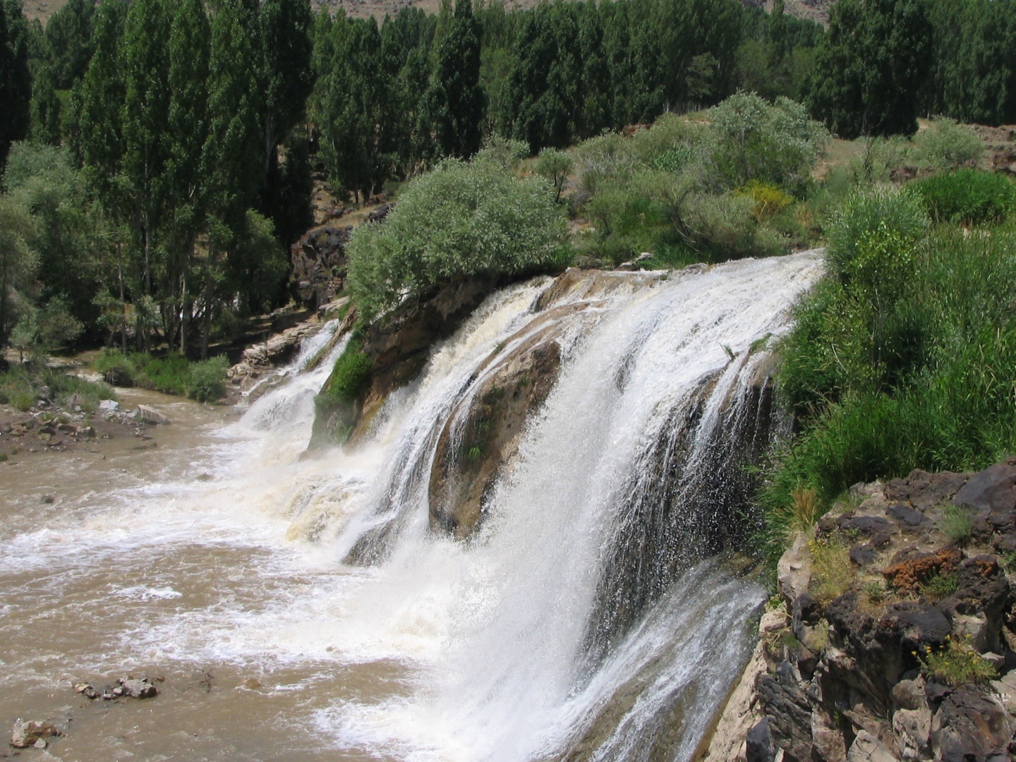 Muradiye Şelalesi Ve Şeytan Köprüsü