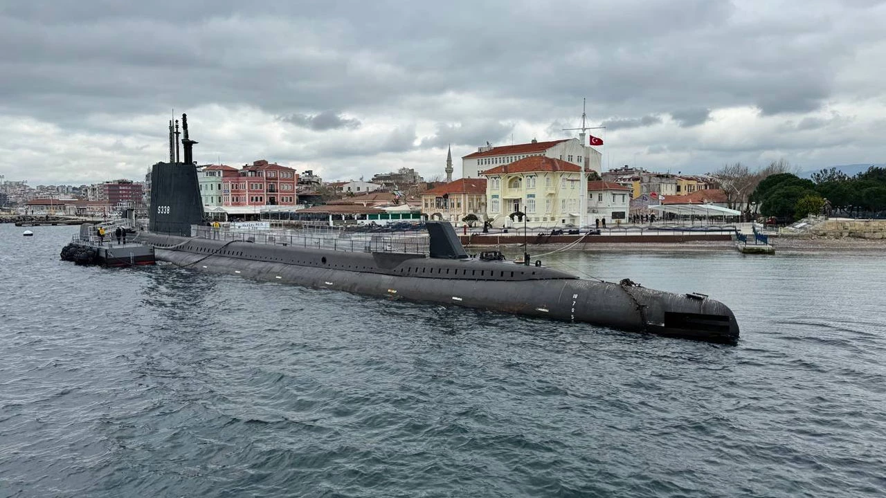 TCG ULUÇALİREİS Denizaltısı