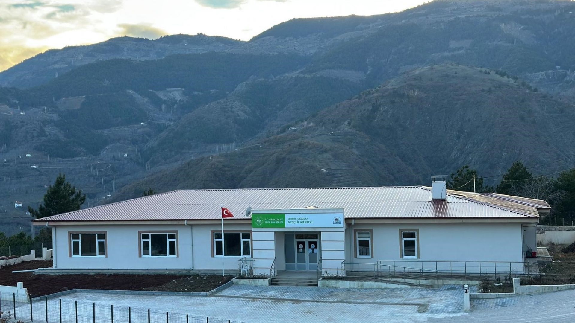 OĞUZLAR GENÇLİK MERKEZİ