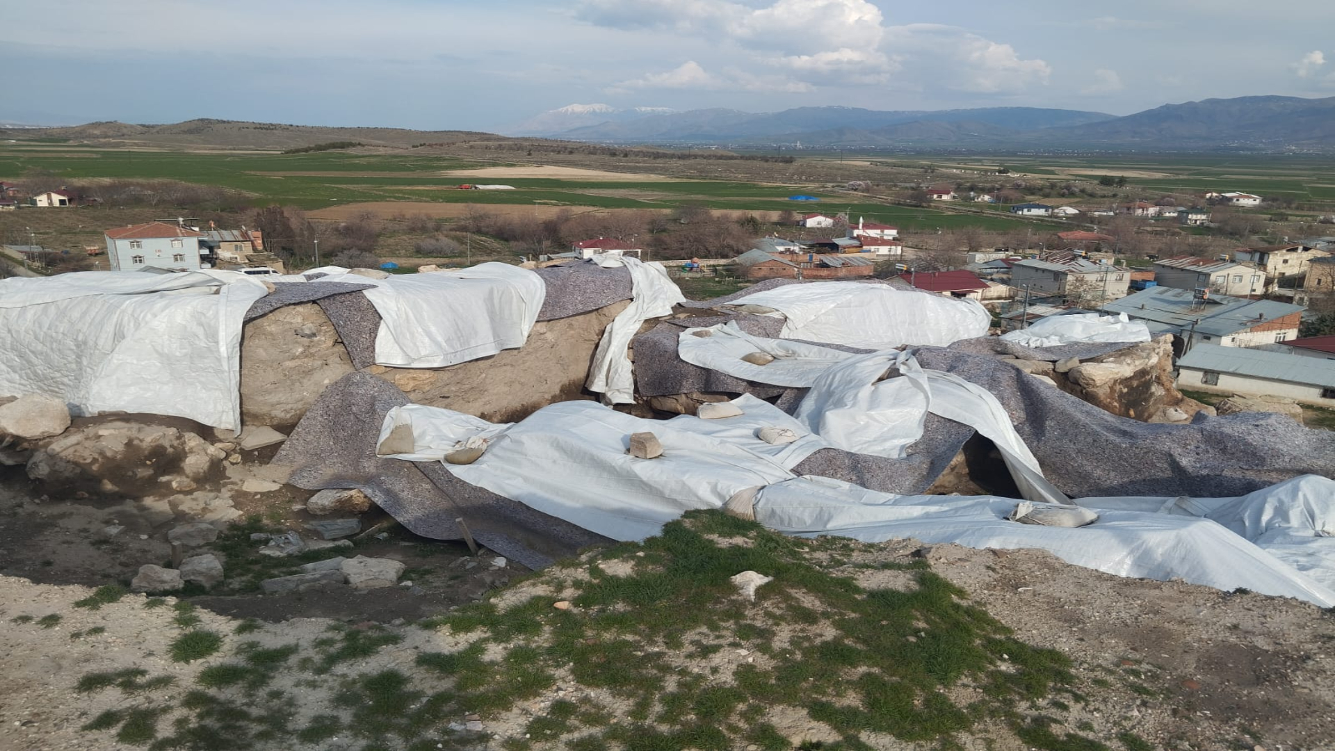 Tadım Kalesi ve Höyüğü