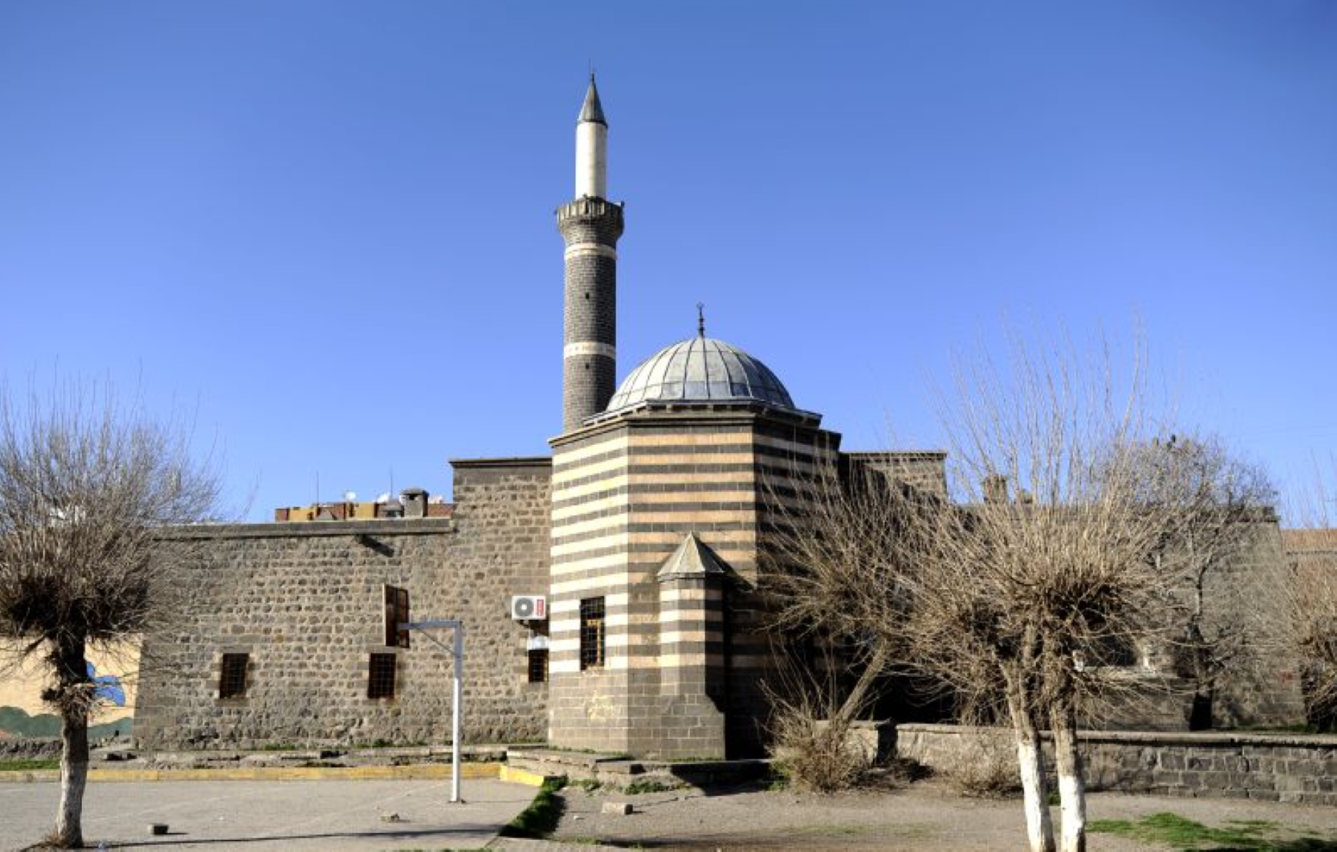 Hüsrev Paşa Camii ve Medresesi