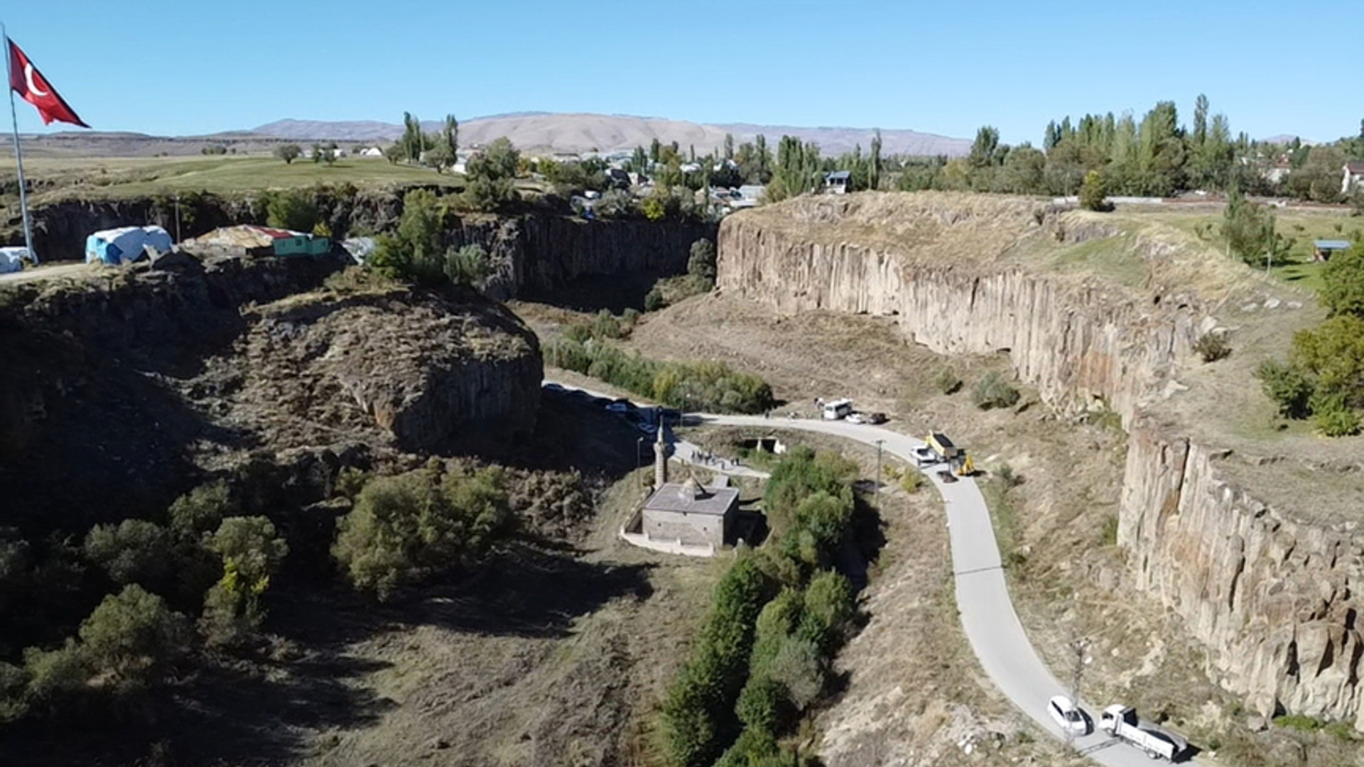 HINIS ULU CAMİİ (DERE CAMİİ)