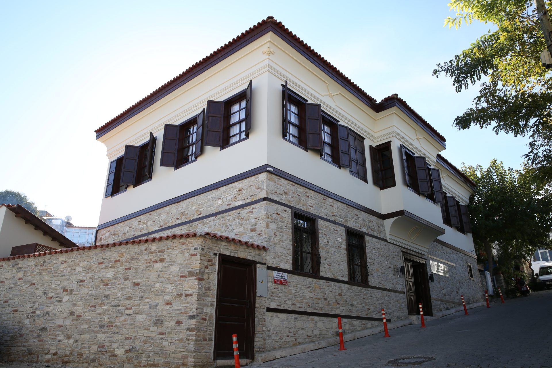 Kuşadası F. Özel Arabul Kültür Merkezi ( KUAKMER )